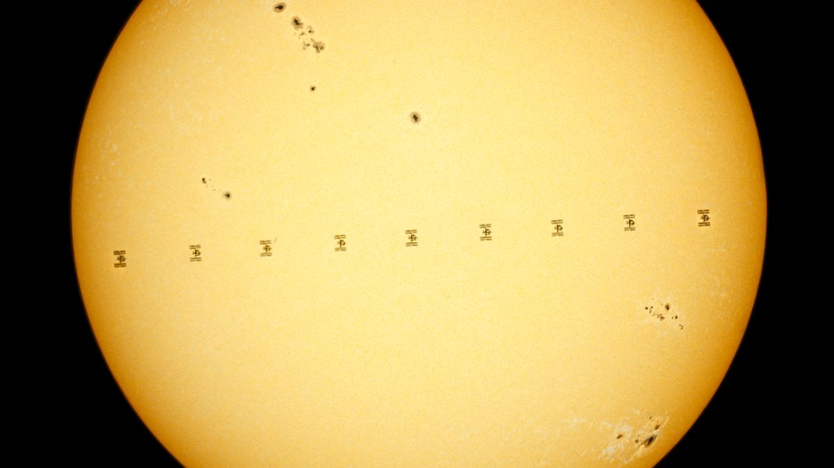 Astrofotograf zachytil z Česka průlet Mezinárodní vesmírné stanice před Sluncem